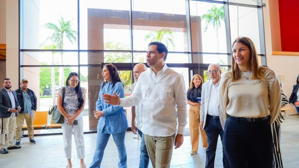 Roberto Angel supervisa obras Roberto Ángel supervisa obras y se reúne con gestores culturales de Santiago, SDE y PP