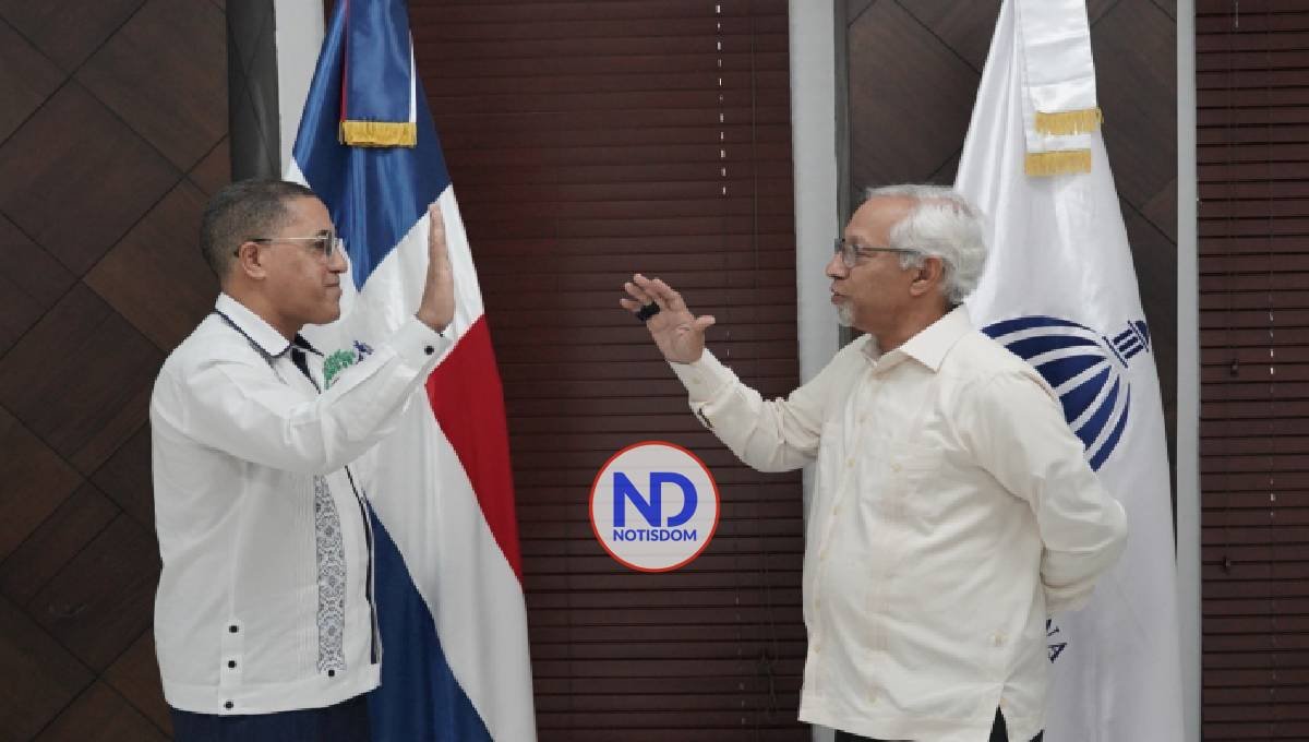 Juramentan al nuevo director de Infraestructura Escolar, Roberto Herrera Polanco