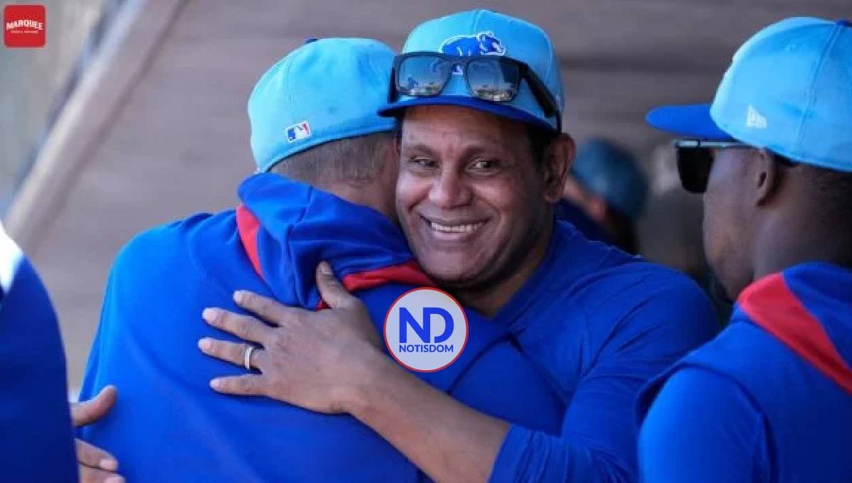 Sammy Sosa acapara miradas con visita a campos de entrenamientos de Chicago