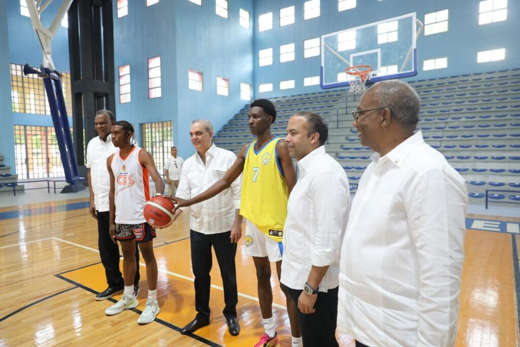 Abinader entrega polideportivo, Museo Deporte y local de club 6 abinader en polideportivo Abinader entrega polideportivo, Museo Deporte y local de club