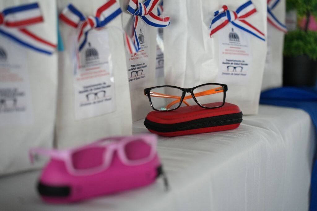 lentes Inabie entrega lentes a estudiantes para mejorar la calidad visual y aprendizaje