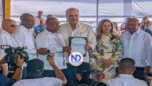 El presidente Abinader entrega 819 títulos de propiedad en Esperanza