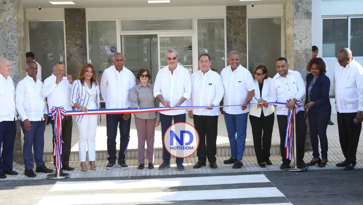 Gobierno entrega, remozados, hospital Baní y centro en Azua
