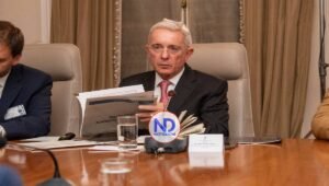 Proyectan por error video porno durante el juicio contra el expresidente colombiano Uribe