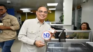 Gilberto Santa Rosa feliz tras recibir cédula dominicana