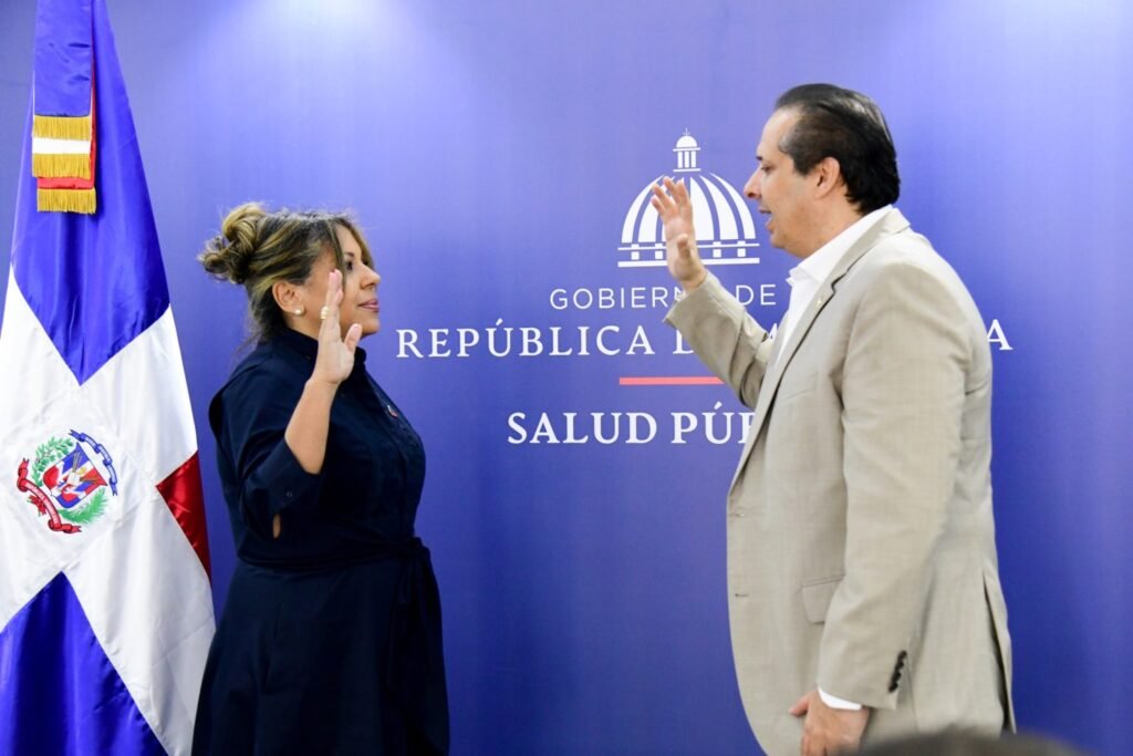 Gina Beatriz Estrella Ramia y Victor Atallah Ministro de Salud, Víctor Atallah, juramenta a dos nuevos viceministros