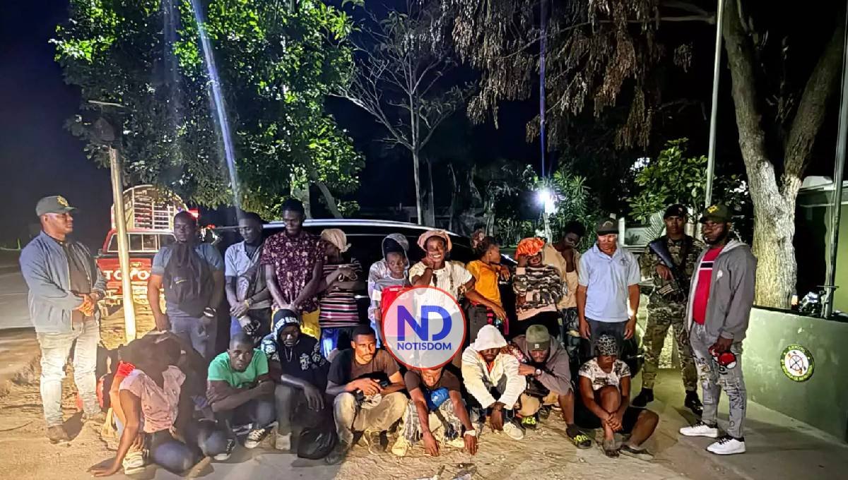 Abandonan jeepeta con 22 inmigrantes indocumentados en Montecristi