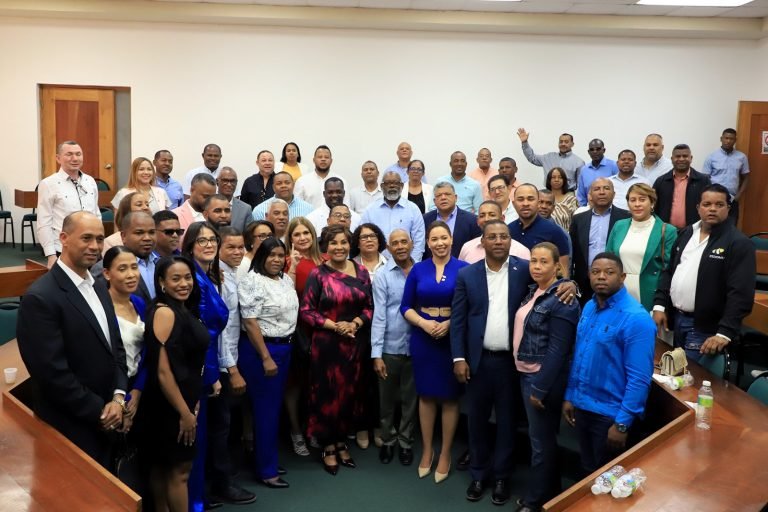 Llama alcaldías trabajar junto a INAIPI por la niñez vulnerable 3 Josefa Castillo junto a alcaldes participantes Llama alcaldías trabajar junto a INAIPI por la niñez vulnerable