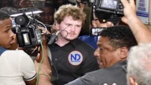 Sale de Dominicana Joshua Riibe, que compartió con la turista india