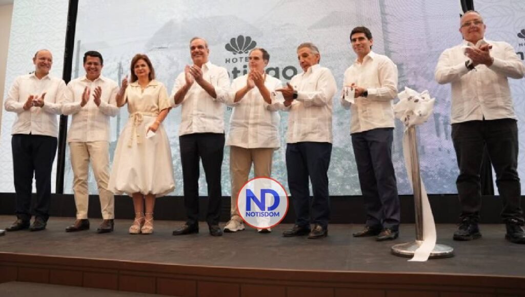 LUIS ABINADER 77 1 Presidente asiste a inauguración de lujoso hotel en Santiago 