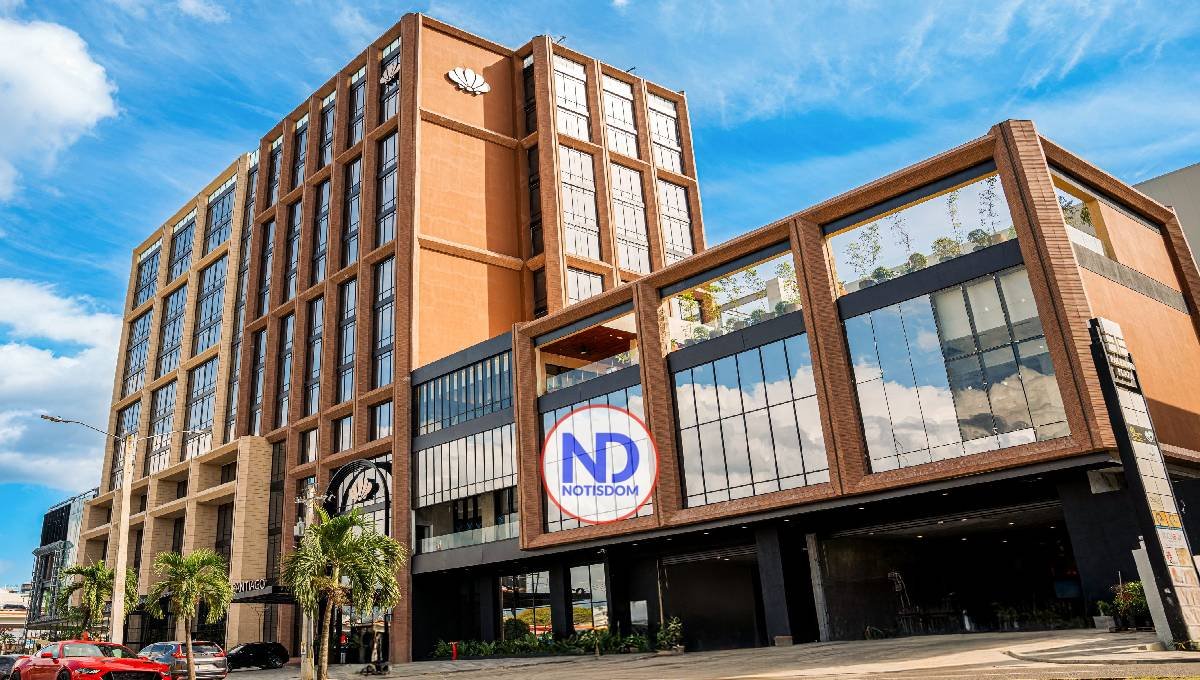 Presidente asiste a inauguración de lujoso hotel en Santiago 