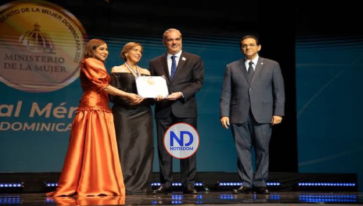 Mercedes Canalda recibe la ¨Medalla al Mérito de Mujer¨