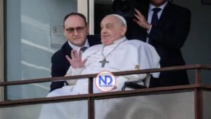 El papa estuvo a punto de morir, según relata su médico