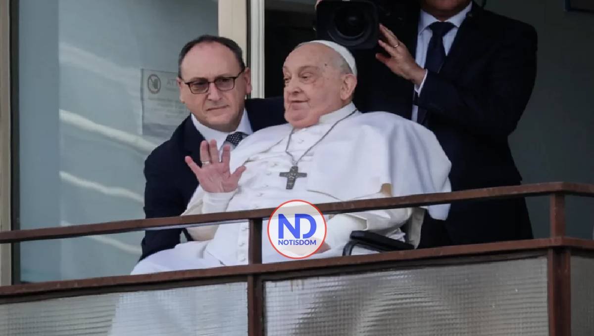 El papa estuvo a punto de morir, según relata su médico