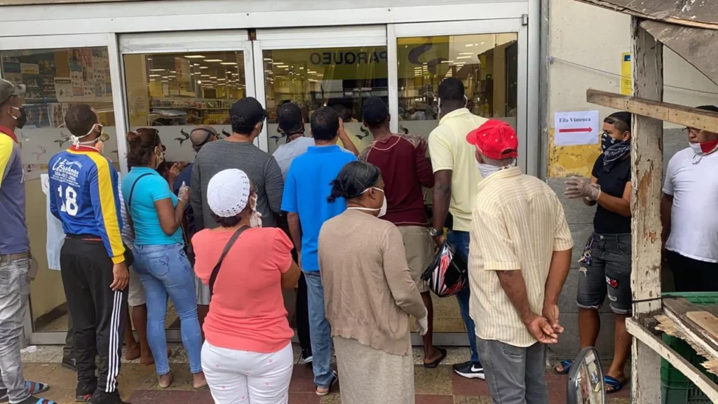 Para entrar a las cadenas de supermercados se hacian grandes colas de personas Hoy se cumplen 5 años del primer toque de queda por el Covid-19 en RD