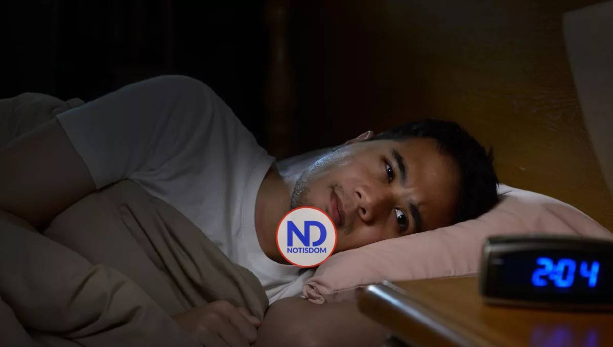 Personas que duermen poco tienden a creer más en teorías de conspiración, según estudio