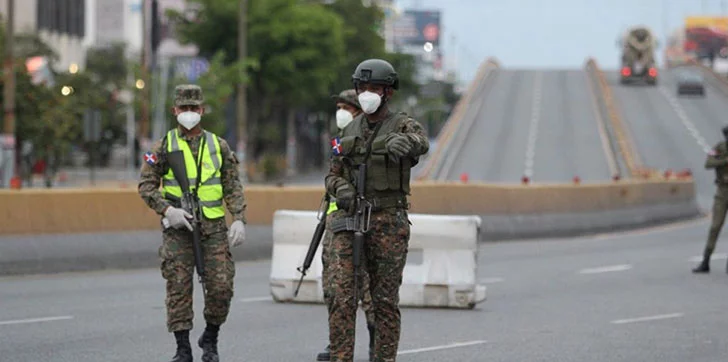 Salvo escasas excepciones una persona podria ser apresada en caso de ser detenido durante el toque de queda Hoy se cumplen 5 años del primer toque de queda por el Covid-19 en RD