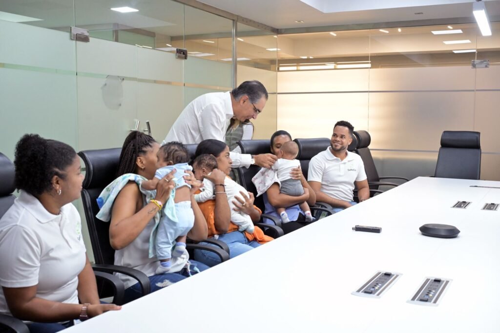 Santiago Hazim junto a afiliados Senasa dice ha afiliado más de 400 mil niños en los últimos tres años