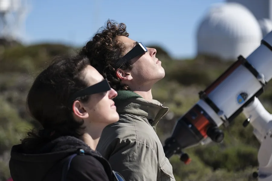 Eclipse parcial de Sol acapara atención aficionados de Europa 3 Un grupo de personas observa el eclipse parcial de sol este sabado desde el Observatorio del Teide. 1 Eclipse parcial de Sol acapara atención aficionados de Europa