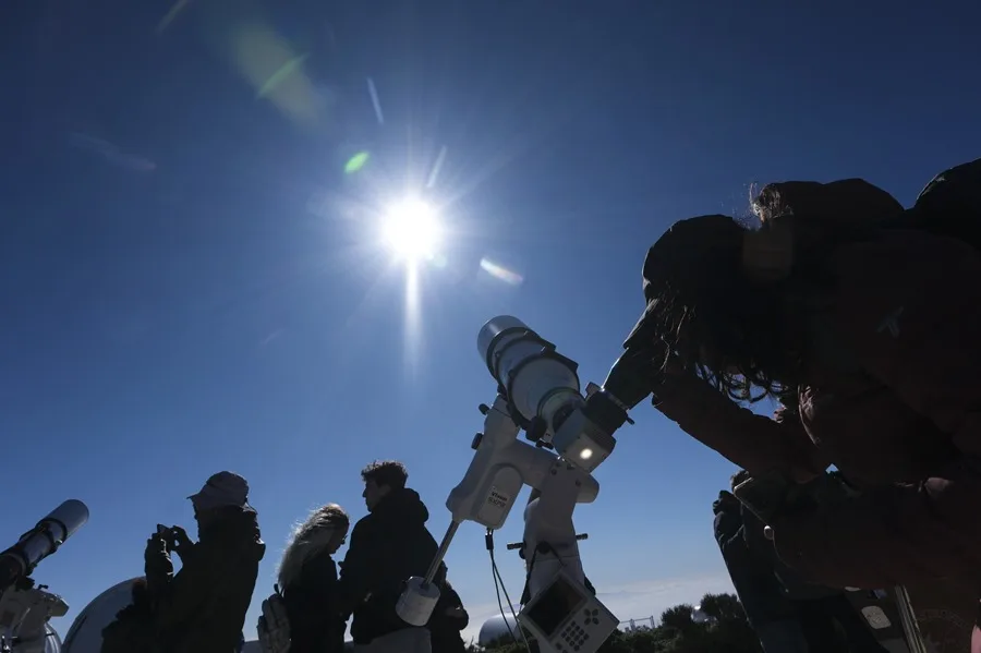 Eclipse parcial de Sol acapara atención aficionados de Europa 4 Un grupo de personas observa el eclipse parcial de sol este sabado desde el Observatorio del Teide Eclipse parcial de Sol acapara atención aficionados de Europa