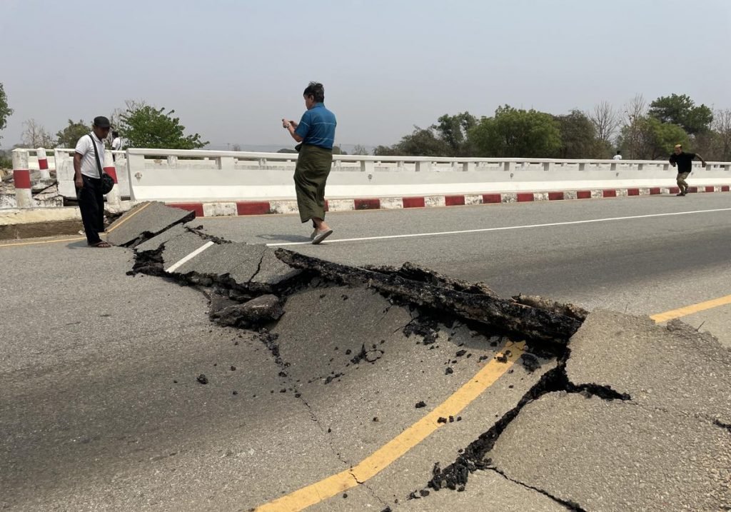 Una de las carreteras rotas por el terremoto en Birmania Terremoto 7,7 afecta a Birmania; se siente en Tailandia y China