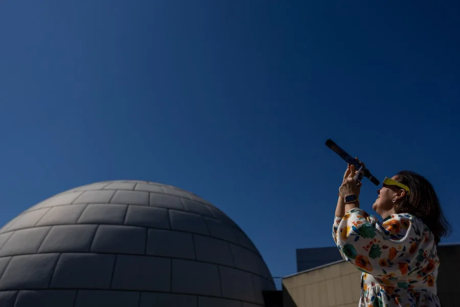 Eclipse parcial de Sol acapara atención aficionados de Europa 5 Varias personas observan un eclipse parcial de Sol en el planetario de Madrid Eclipse parcial de Sol acapara atención aficionados de Europa