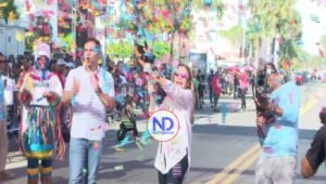Más de 80 comparsas llenan de colorido el Desfile de Carnaval 2025