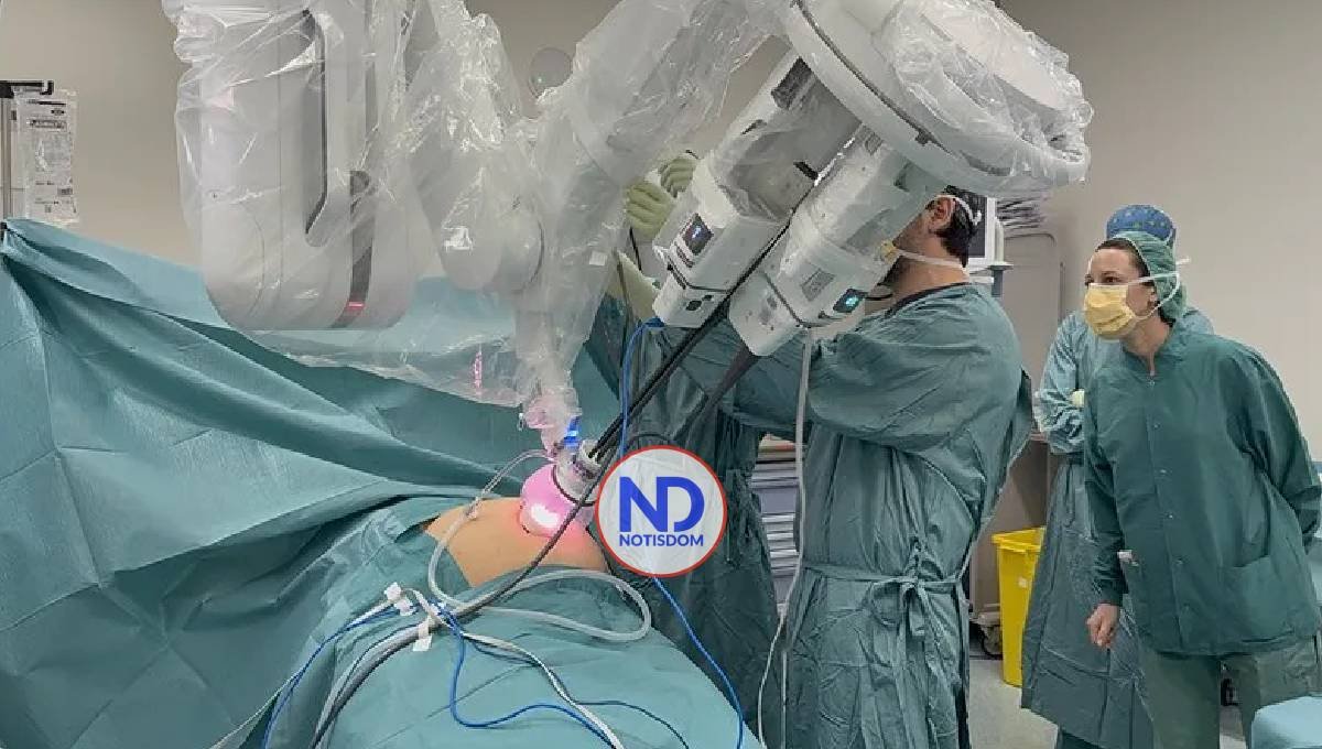 Un robot de última generación permite operar por orificios naturales