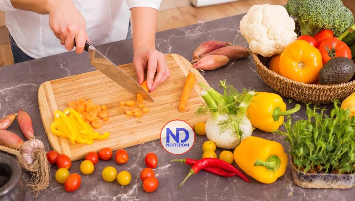 ¿Por qué las tablas de madera no son recomendables para cortar en la cocina?