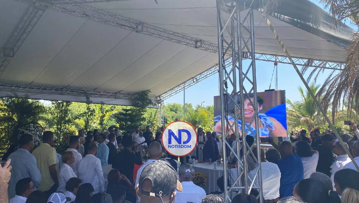 Presidente Abinader asiste al velatorio de gobernadora de Montecristi