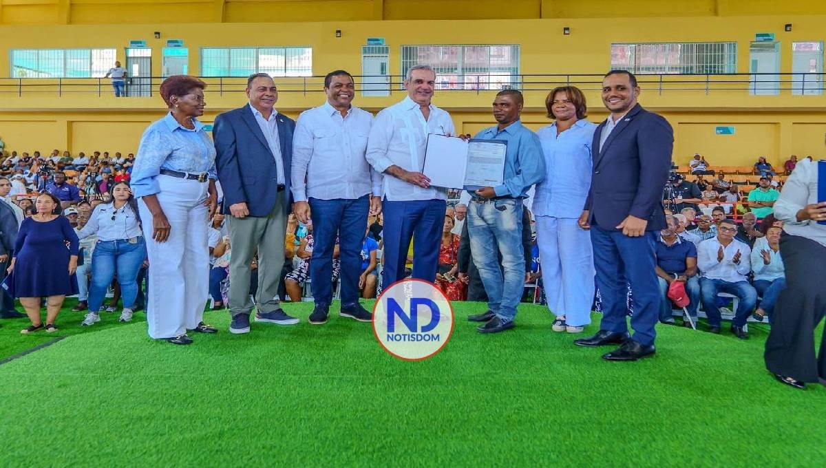 Abinader entrega 1,400 títulos de propiedad en Monte Plata