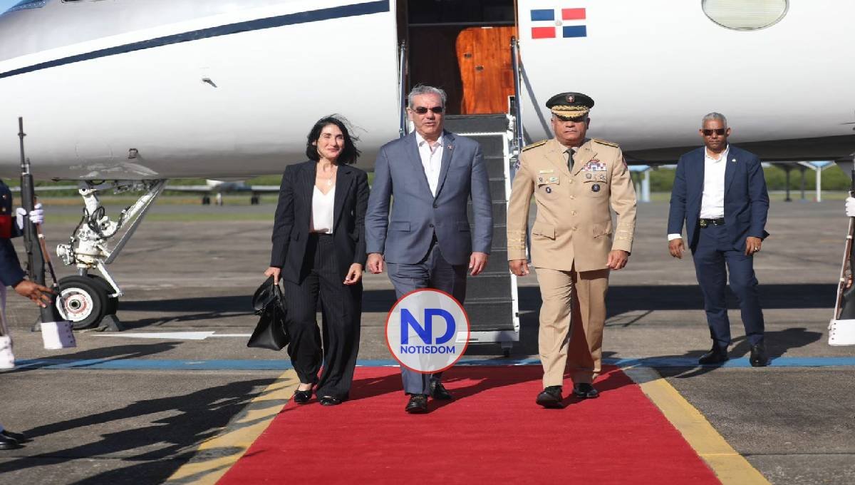 Presidente retorna al país tras participar en funerales del papa