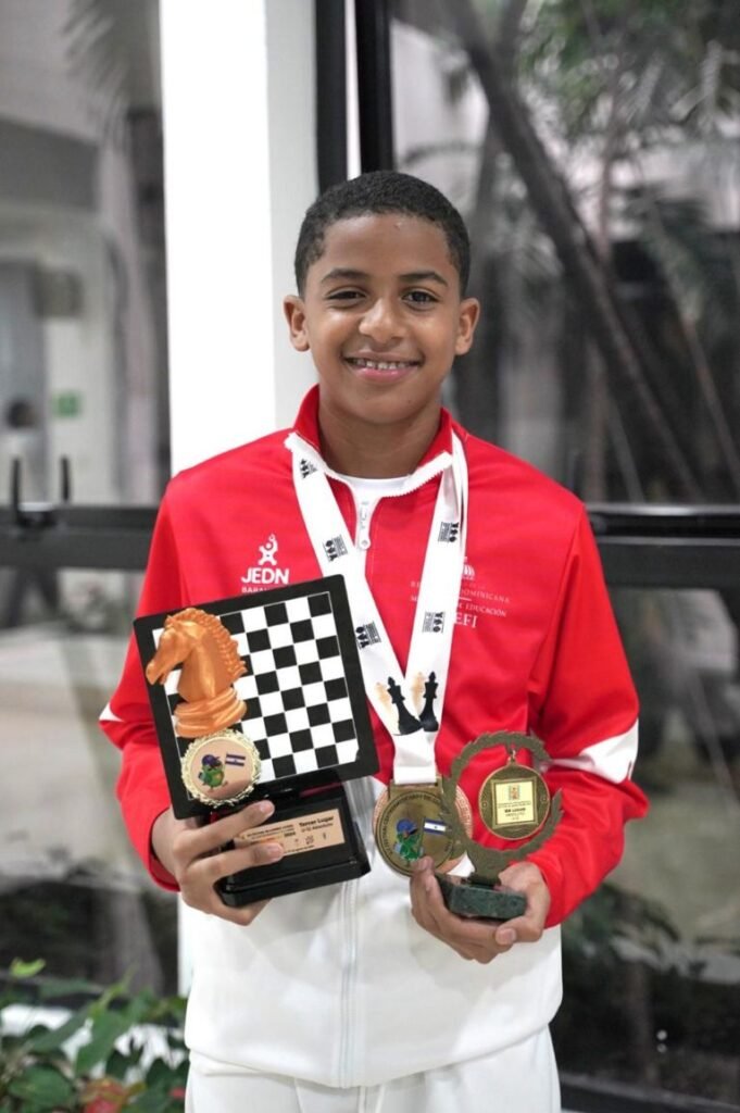 Angel Sebastian Lara Santos FIDE entrega el Título de (CM) al adolescente Ángel Lara Santos