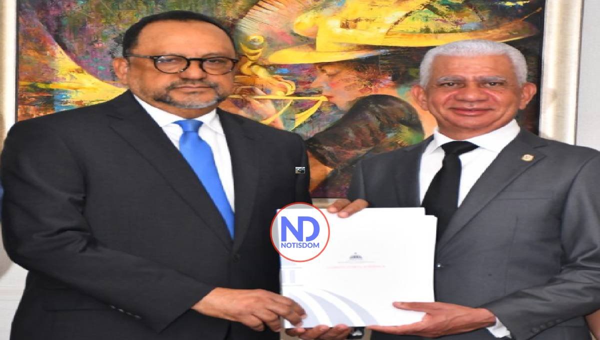 Presidente del Senado recibe proyecto de Ley fusión MEPyD y Hacienda