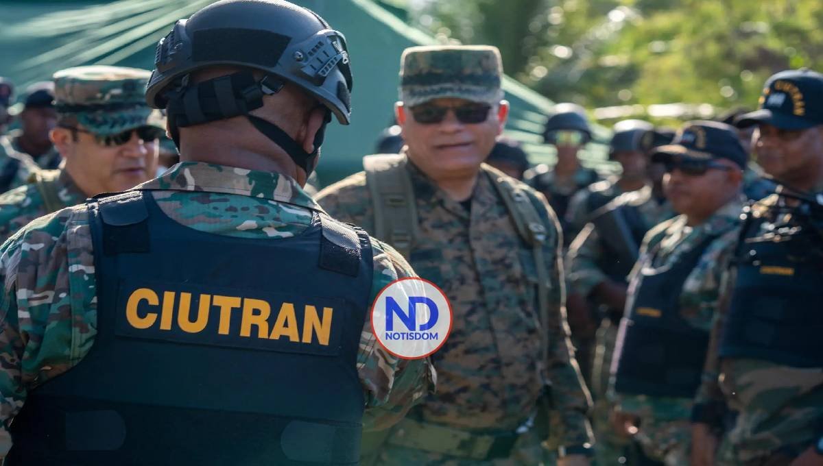 El Ministro de Defensa supervisa operativo migratorio en Friusa