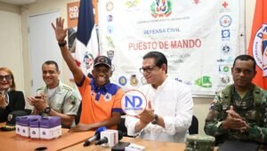 Senador de Santiago entrega kits de primeros auxilios a Defensa Civil