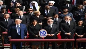 Trump rompe el protocolo en el funeral del Papa Francisco con traje azul