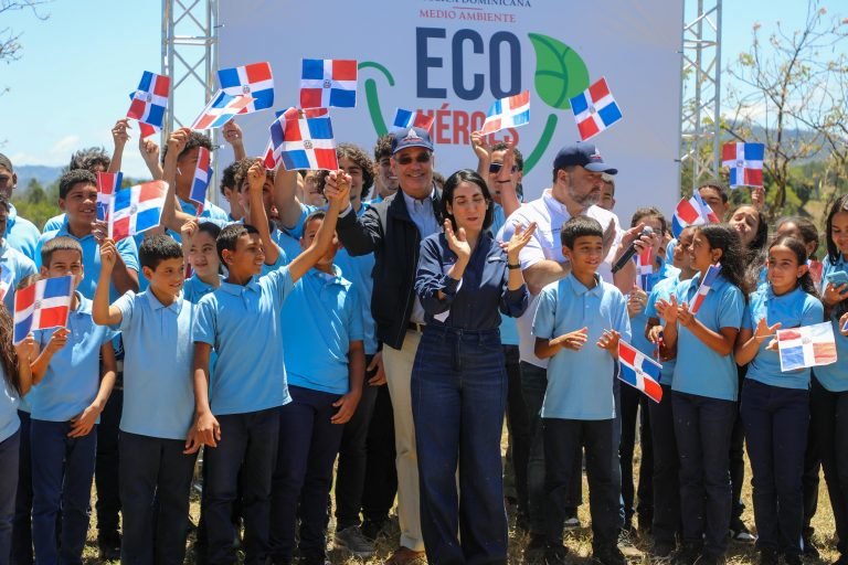 ECO Abinader y esposa encabezan jornada siembra miles árboles