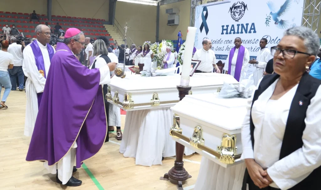 Haina realiza funeral colectivo con 10 fallecidos del grupo “Los Haineros Dorados” 3 Faustino Burgos Brisman 1 Haina realiza funeral colectivo con 10 fallecidos del grupo “Los Haineros Dorados”