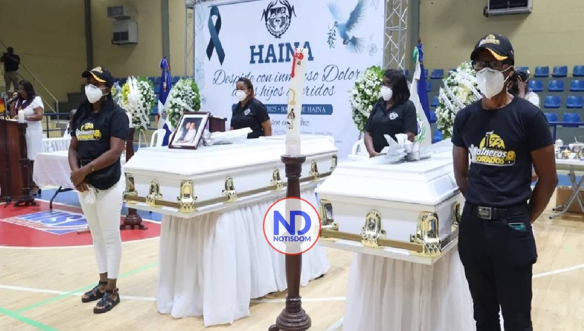 Haina realiza funeral colectivo con 10 fallecidos del grupo “Los Haineros Dorados” 2 Haina realiza funeral colectivo con 10 fallecidos del grupo “Los Haineros Dorados”