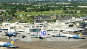 Evacúan avión en Florida tras encontrar una amenaza de bomba en un baño