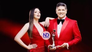 Artista Eddy Herrera se destaca como presentador de premios