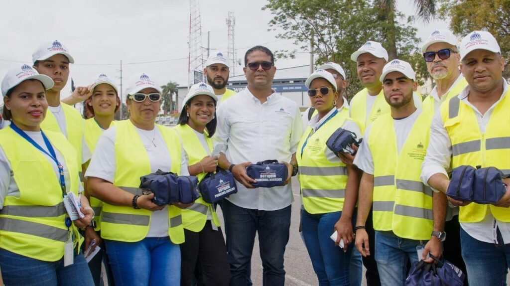 Interior y Policia 2 Interior y Policía entrega botiquines y orienta por una en Semana Santa segura