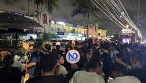 Multitud hace jornada oración en la noche frente a discoteca Jet Set
