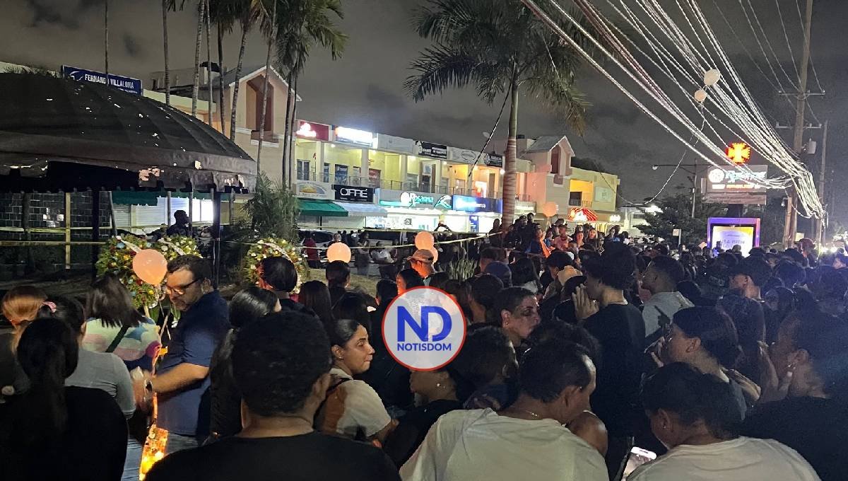 Multitud hace jornada oración en la noche frente a discoteca Jet Set