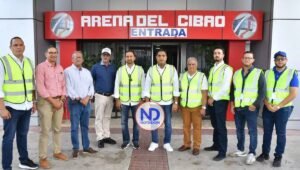 Ministro Kelvin Cruz realiza evaluación del techo de La Gran Arena del Cibao