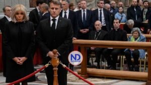 Líderes presentan sus primeros respetos ante féretro del Papa