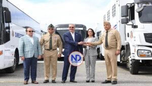 Presidente Abinader entrega 58 vehículos para operativos migratorios