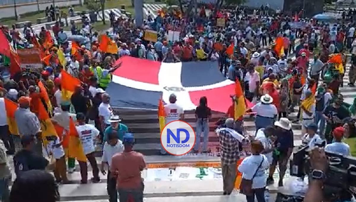 Cientos participan en marcha conmemorativa Guerra de Abril