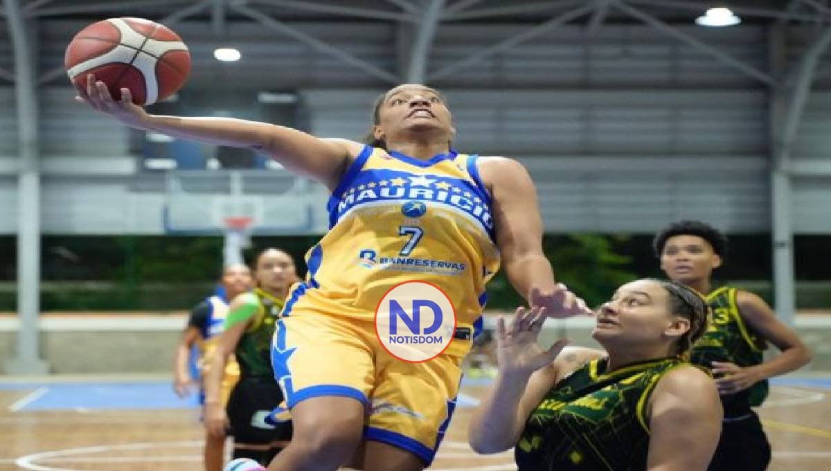 Mauricio Báez dominante en basket superior femenino DN